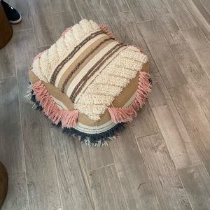 Floor pouf / floor ottoman